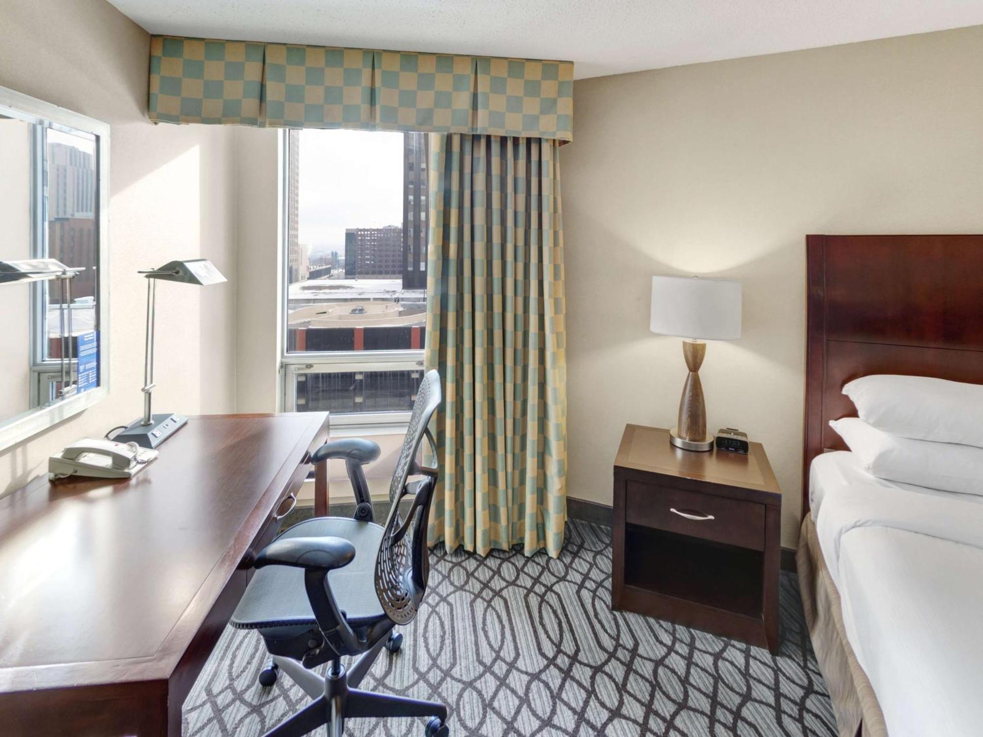Отель Doubletree By Hilton St Paul Downtown Сент-Пол Экстерьер фото
