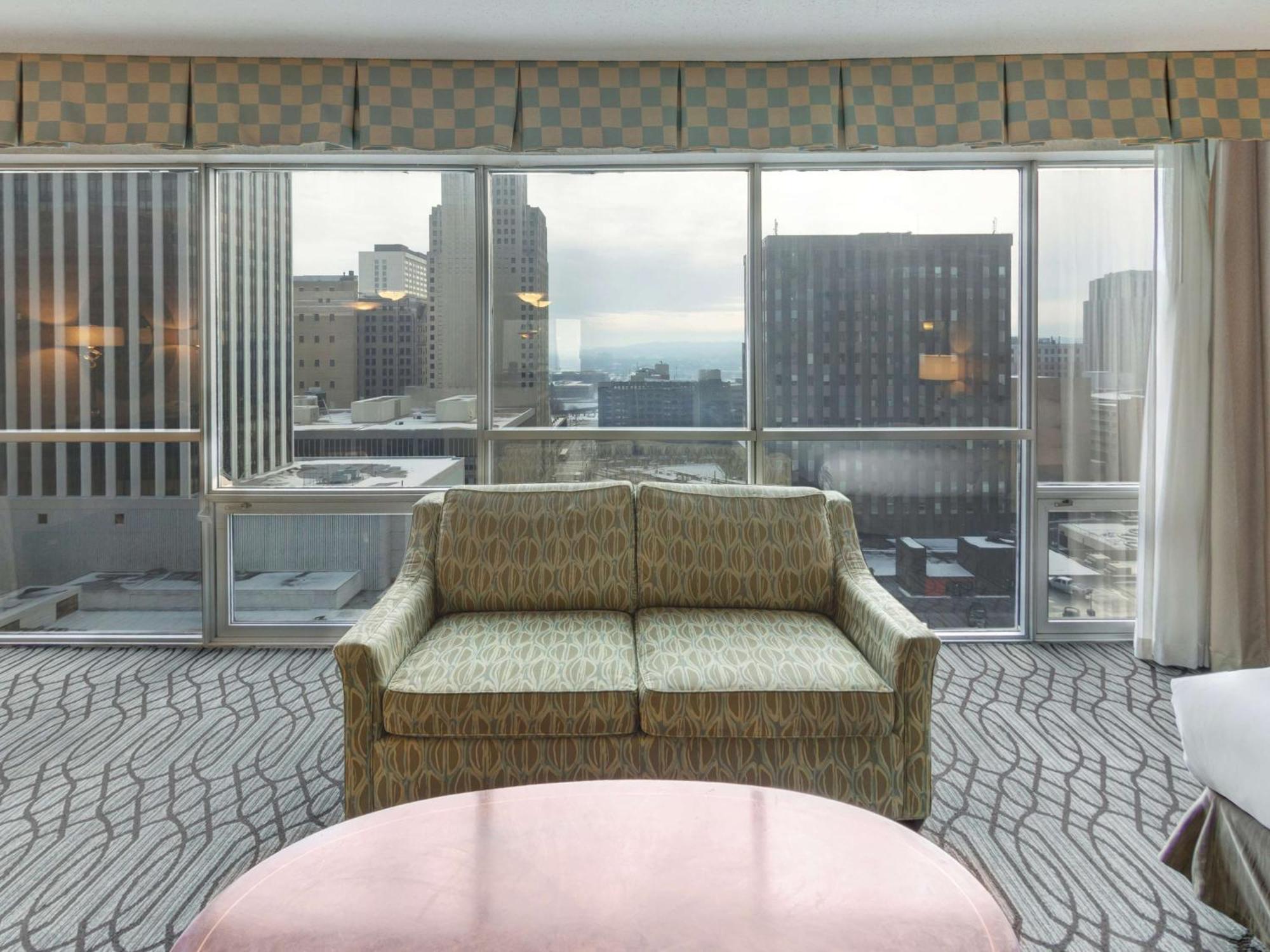 Отель Doubletree By Hilton St Paul Downtown Сент-Пол Экстерьер фото