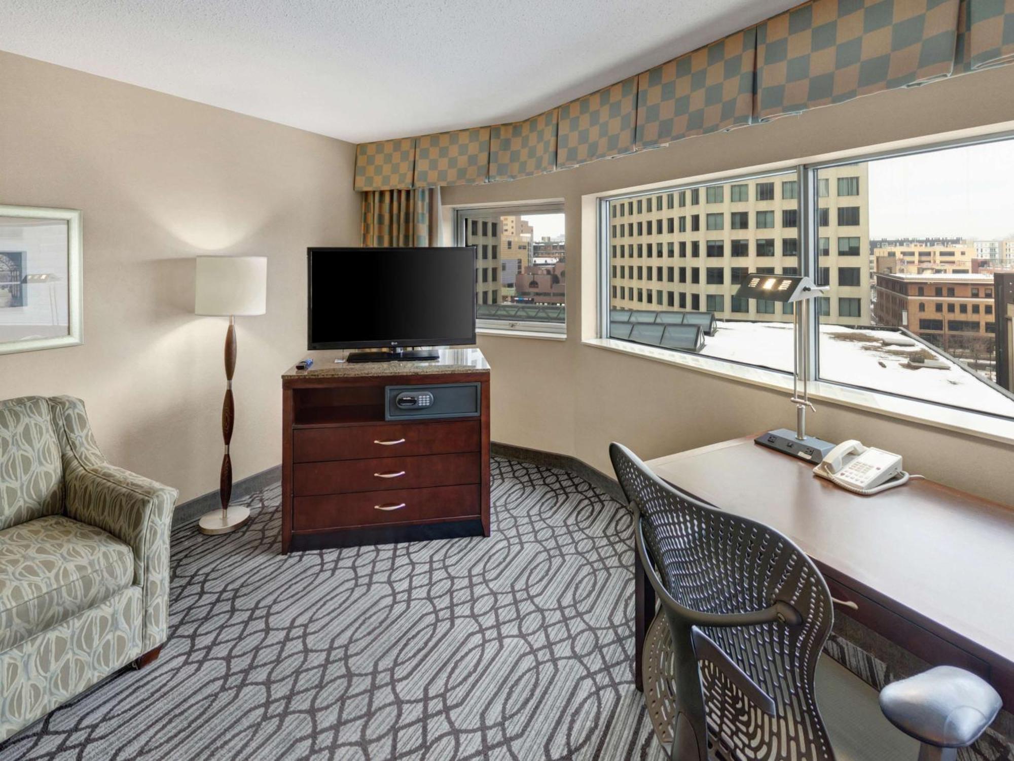 Отель Doubletree By Hilton St Paul Downtown Сент-Пол Экстерьер фото